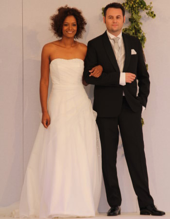 Hochzeitspaar perfekt eingekleidet bei Modenschau in Krefeld