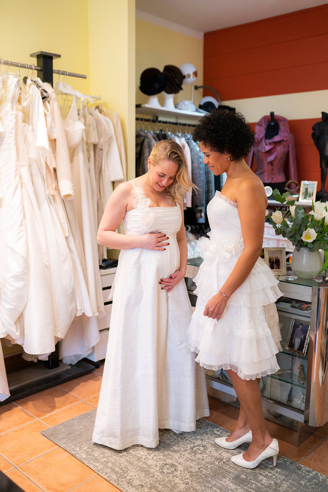 Braut- und Brautjungfer bei Anprobe Ihrer Kleider für die Hochzeit