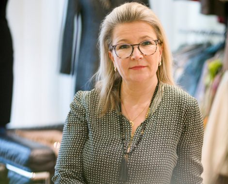 Die Besitzerin Frau Sandra Wenk in ihrem Mode-Atelier in Krefeld